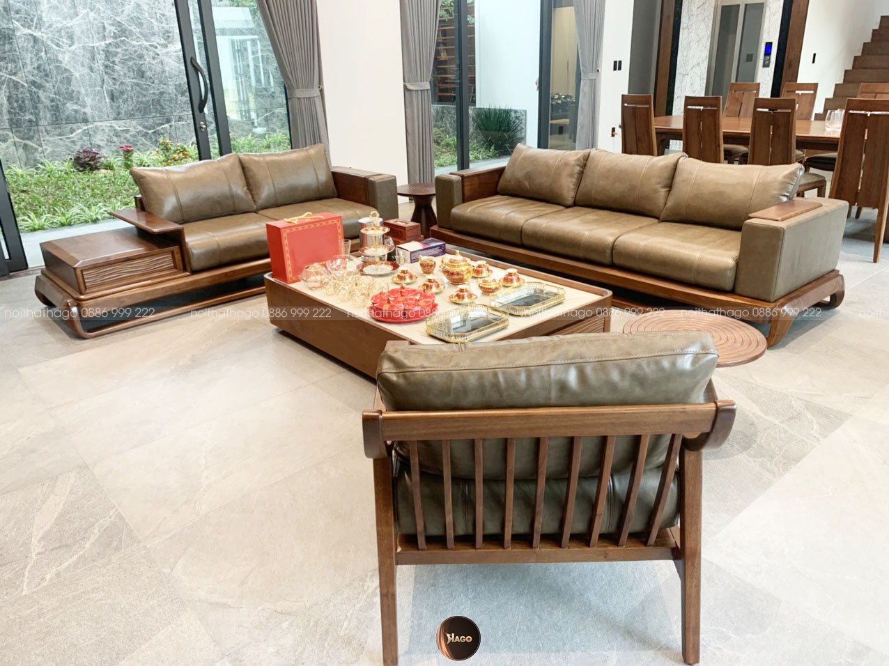 Mẫu sofa, bàn trà gỗ óc chó do Hago thiết kế, sản xuất và thi công.