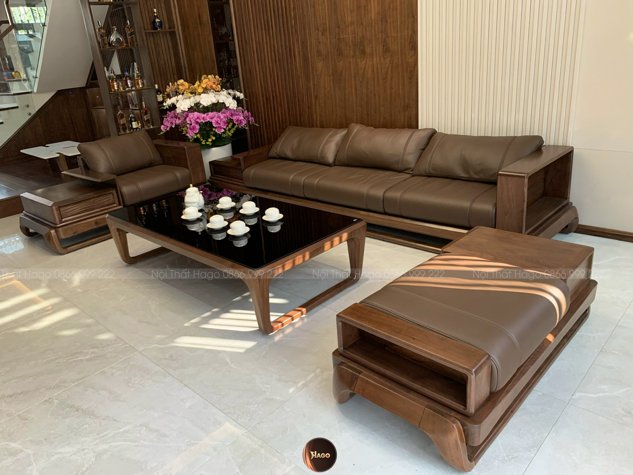 Không gian phòng khách được thiết kế bởi gỗ Óc Chó